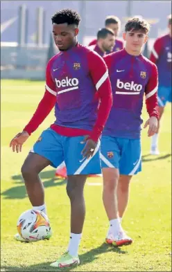  ?? ?? Ansu y Gavi, en un entrenamie­nto con el Barça.