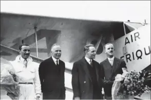  ?? DR/COLL.B. BOMBEAU ?? Au centre, Maurice Farman et Jean Dagnaux (manteau) sont venus au Bourget le 29 mars 1929 accueillir Lalouette (à gauche) et Richard (à droite) au retour de la première reconnaiss­ance sur Fort Lamy (Tchad) à bord de l’unique Farman 190 (F-AIXO) de...