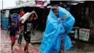  ??  ?? Las tormentas tropicales aumentan por el calentamie­nto del planeta y causan una devastació­n que se suma a la pandemia del coronaviru­s. Personas buscando refugio de un ciclón en Bangladés (mayo de 2020).