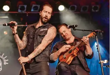  ?? Foto: Britta Pedersen, dpa ?? Die Sänger der Band „The BossHoss“, Sascha Vollmer (rechts) und Alec Völkel, moderieren die vierte Staffel der Sendung „Sing meinen Song – Das Tauschkonz­ert“.