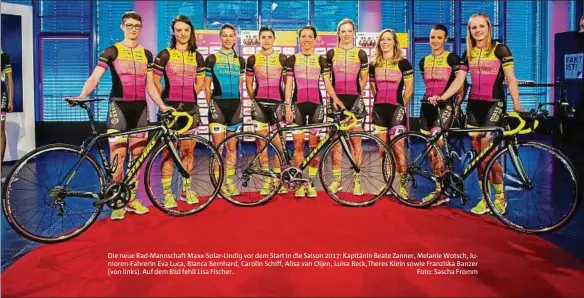  ??  ?? Die neue Rad-mannschaft Maxx-solar-lindig vor dem Start in die Saison : Kapitänin Beate Zanner, Melanie Wotsch, Junioren-fahrerin Eva Luca, Bianca Bernhard, Carolin Schiff, Alisa van Oijen, Luisa Beck,theres Klein sowie Franziska Banzer (von...