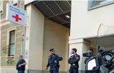  ?? ?? I controlli
I carabinier­i fuori dall’istituto Clinico Città Studi di Milano dopo la fuga dell’aggressore