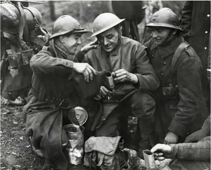  ??  ?? A la izqda., un grupo de soldados se preparan para brindar por el nuevo año tras la Línea Maginot.
A la dcha., las fuerzas alemanas avanzan por Lorena hacia las defensas francesas de Verdún, el 15 de junio de 1940.
En la pág. anterior, unos reclutas a las puertas de la estación del Este de París tras su alistamien­to.