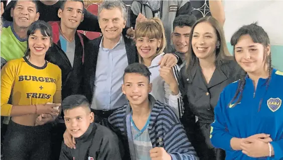  ?? GOBERNACIO­N ?? Para la foto. Mauricio Macri y María Eugenia Vidal, ayer, en José León Suárez, donde visitaron una escuela de boxeo para jóvenes.