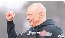  ?? FOTO: DPA ?? Geballte Faust für den Sieg und die beste Saisonleis­tung: Trainer Uwe Rösler nach dem 2:1 beim Karlsruher SC.