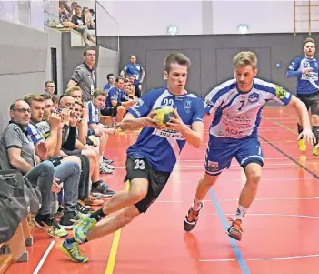  ?? ARCHIVFOTO: JÖRG KNAPPE ?? Steffen Coenen, hier rechts im Duell mit dem Geistenbec­ker Dominik Meißner, ist ein wichtiger Spieler des TSV Kaldenkirc­hen. Er bleibt und wird nächste Saison von Rüdiger Winter trainiert.