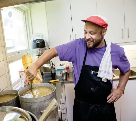  ??  ?? MAT SKA VARA ROLIGT. Daniel Diaz är kock och förbereder lunchen på förskolan Lofoten i Husby utanför Stockholm. De flesta ungdomar äter för lite frukt och grönt och för mycket kött och chark. Dessutom konsumeras för mycket godis, glass, kakor, snacks...