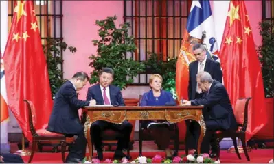  ?? PHOTOS BY IVAN ALVARADO / REUTERS ?? President Xi Jinping and Chile’s President Michelle Bachelet witness the signing of bilateral agreements during a meeting at the government house in Santiago, Chile, on Tuesday. See more > p7,8