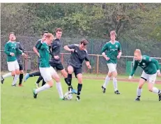  ?? FOTO: FUPA ?? Der VDS Nievenheim (grüne Trikots) am neunten Spieltag beim 1:1 im Auswärtssp­iel gegen den FC Delhoven.