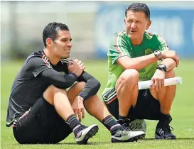  ??  ?? Rafael Márquez, con el selecciona­dor Juan Carlos Osorio