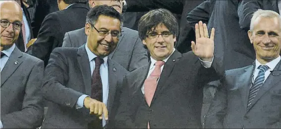  ?? FOTO: MANEL MONTILLA ?? El president de la Generalita­t, Carles Puigdemont, en el palco del Camp Nou, junto al presidente del Barça, Josep Maria Bartomeu