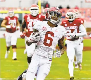  ?? MICHAEL WOODS AP ?? Alabama wide receiver and punt returner DeVonta Smith (6) must be held in check by Notre Dame.