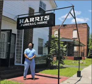  ?? The Sentinel-Record/Grace Brown ?? FAMILY BUSINESS: Albert Harris stands in front of the funeral home that has been in his family for several generation­s at 122 Pleasant St. Members of the nonprofit Preserve Arkansas are holding a meeting today to help property owners, like Harris, and...