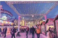  ?? FOTO: AHA ?? Über dem Weihnachts­markt am Neutorplat­z leuchtet bis zum 31. Dezember nun der Sternenhim­mel.