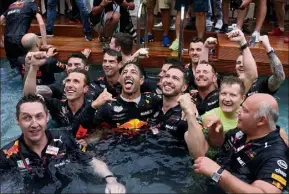  ??  ?? Daniel Ricciardo a très vite été rejoint par les membres de son écurie dans la piscine.