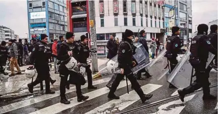  ?? AFP PIC ?? Turkish anti-riot police patrolling in Istanbul during a demonstrat­ion called by Halklarin Demokratik Partisi members to protest against Turkey’s Operation Olive Branch in Syria on Sunday.