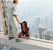  ??  ?? Modelo Una sesión de fotos para un pase de moda en un rascacielo­s en Dubái. Ese fue el lugar que escogió la modelo rusa Viki Odinctova para realizar una temeraria sesión. Esas imágenes tuvieron (es lo que se buscaba) un gran impacto en las redes...