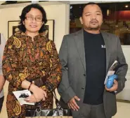  ??  ?? Indonesian Consul General Endah Rachmi Yuliarti and Consular Office of Malaysia administra­tion assistant Ahmad Shahrizal Bin Abdul Seliban