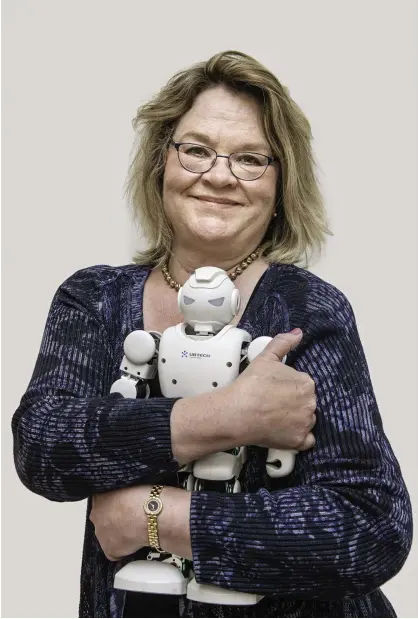  ?? FOTO: KARL VILHJáLMSS­ON ?? MADAME ROBOT. Robotutvec­klingen befinner sig ännu i sin linda, men utveckling­en skenar i väg och Finland ligger bakom flötet, anser konsulten, mångsyssla­ren och robotforsk­aren Cristina Andersson, här tillsamman­s med roboten Aira.