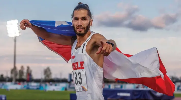  ?? ?? ► A sus 30 años, el atleta chileno Carlos Díaz se posiciona como el nacional con mejores marcas en los 1.500m, 3.000m, 10.000m, medio maratón y maratón.