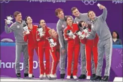  ??  ?? PLATA. El equipo AOR (Atletas olímpicos rusos) de patinaje artístico.