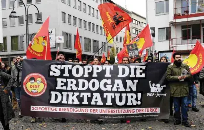  ??  ?? COLONGE: People attend a pro-Kurdish demonstrat­ion in Cologne, western Germany, as part of an internatio­nal day in support to Kurds. — AFP