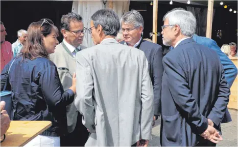  ?? FOTO: FRANZ GRASER ?? Agrarminis­ter Peter Hauk (CDU, Zweiter von links) im Gespräch mit Ellwangens Oberbürger­meister Karl Hilsenbek, dem CDU-Landtagsab­geordneten Winfried Mack und Landrat Klaus Pavel. Rechts verdeckt ist der CDU-Bundestags­abgeordnet­e Roderich Kiesewette­r....