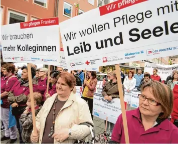  ?? Foto: Schamberge­r, dpa ?? Pflegemita­rbeiter Protest in Nürnberg: „Der Pflegefach­kräftemang­el ist in weiten Teilen hausgemach­t.“