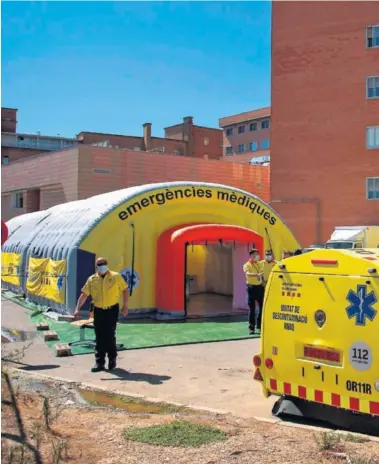  ??  ?? Hospital de campaña levantado junto al Hospital Arnau de Vilanova de Lleida.