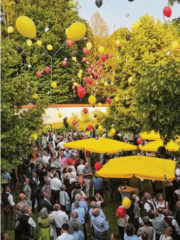  ?? Fotos: Andreas Lode ?? Luftballon­s in Schwarz, Rot und Gold stiegen beim Landkreisf­est auf.