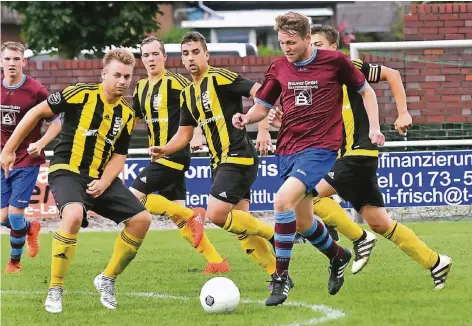  ?? FOTO: STADE ?? Marco Buscher (rechts) auf dem Weg zum 2:0 für den SV Vrasselt.