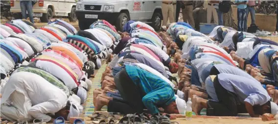  ??  ?? Muslim devotees offering namaz at a public place under police protection in Gurgaon in Haryana.