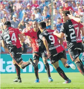  ??  ?? Clásico. Van con Ortiz, autor del primer gol de Colón a Unión. Locura.