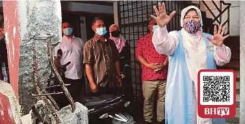  ?? (Foto BERNAMA) ?? Zuraida melihat struktur tiang Pelabuhan Klang, semalam. yang rosak ketika membuat lawatan di Flat Sri Berembang,