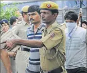  ?? SUNIL SAXENA/HT FILE PHOTO ?? Delhi Police personnel with the convicts in the December 16, 2012, gang rape case.