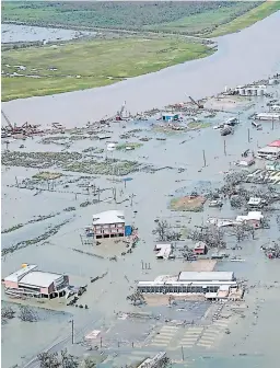 ?? FOTO: AP ?? Diversos inmuebles quedaron totalmente inundados por el paso del huracán Laura en Cameron, Luisiana, Estados Unidos.