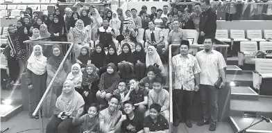  ??  ?? BEJADI: Hasidah begambar maya pengawa bejadika ‘Program Pecutan Akhir UPSR 2019’ SK Agama Datuk Haji Abdul Kadir Hassan ba Palan Pemadah Islam (IIC) di Kuching.