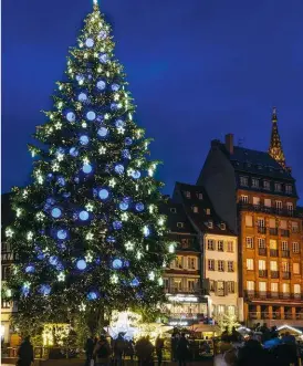  ??  ?? SYMBOLE Décoré de la tête au pied, le grandiose sapin de la place Kléber, emblème de Noël à Strasbourg, brille et fait briller beaucoup d’yeux !