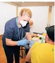  ?? FOTO: RICK ?? Barbara Tigges impft einen Besucher der mobilen Impfaktion.
