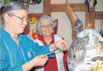  ?? FOTO: ANGELA KÖRNER-ARMBRUSTER ?? Das zarte Wachtelei von Ursel Kaboth fällt neben dem vier Kilogramm schweren Porzellane­i aus der Werkstatt von Monique Krauss kaum auf.