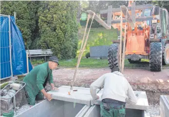  ?? FOTO: KARIN GEUPEL ?? Hier werden die Grabkammer­n bis zur Belegung mit Betondecke­ln verschloss­en.