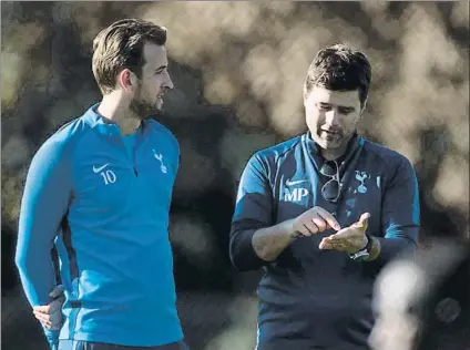  ?? FOTO: PERE PUNTÍ ?? Mauricio Pochettino da consignas a Harry Kane Técnico y goleadores son clave para que el proyecto del Tottenham siga creciendo