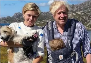  ?? ?? Family hols: Boris Johnson at Applecross with then fiancée Carrie, baby Wilf and dog Dilyn
