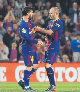  ?? FOTO: PEP MORATA ?? Andrés Iniesta cedió el brazalete de capitán a Leo Messi al ser sustituido