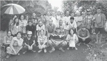  ??  ?? Senior (standing centre) in a photocall with the folk of Kpg Entayan Keropok during a recent visit.