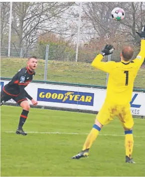  ?? FOTO: SCHNIEDERS ?? 82. Minute: Beecks Marc Kleefisch chippt den Ball nach einem klasse Steilpass von Tom Geerkens über Düsseldorf­s Keeper Glenn Dohn zum 2:0-Endstand ins Netz – ein Klassetor.