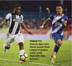  ??  ?? PEMAIN TFC, Tchetche Kipre (kiri) diasak pemain Kuala Lumpur di Stadium Sultan Ismail Nasiruddin Shah, kelmarin.