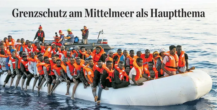  ??  ?? Die Initiative „Mission Lifeline“nahm diese Migranten am Freitag auf ihr Schiff. Nun ergeht es diesem wie der Aquarius. Weder Malta noch Italien wollen es anlegen lassen.