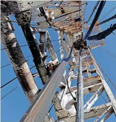  ?? [THE OKLAHOMAN ARCHIVES]
[PHOTO BY CHRIS LANDSBERGE­R, THE OKLAHOMAN] ?? ABOVE: The elevator of a SandRidge oil drilling rig near Medford is shown in this 2012 photo. The number of active rigs has grown dramatical­ly in the past year, but remains well below the numbers of 2014. TOP: An employee of Superior Fabricatio­n Inc....