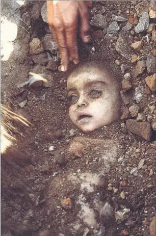  ?? PABLO BARTHOLOME­W’S AWARD-WINNING AND ICONIC VISUAL OF THE BHOPAL GAS TRAGEDY SHOWS A FATHER CARESSING HIS DEAD CHILD BEFORE BURYING HIM ??